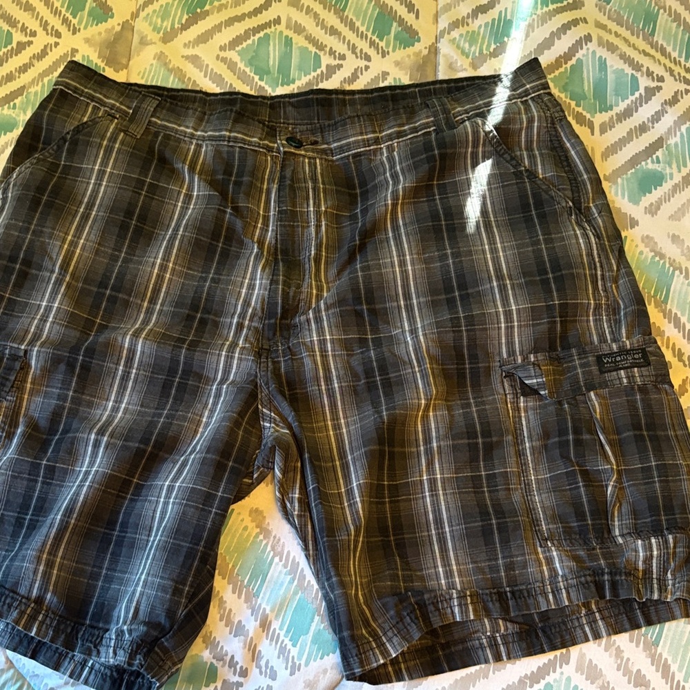 Wrangler Men's Plaid Cargo Shorts - Black and Gray